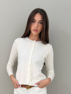 Jersey color crema de cuello redondo con botones