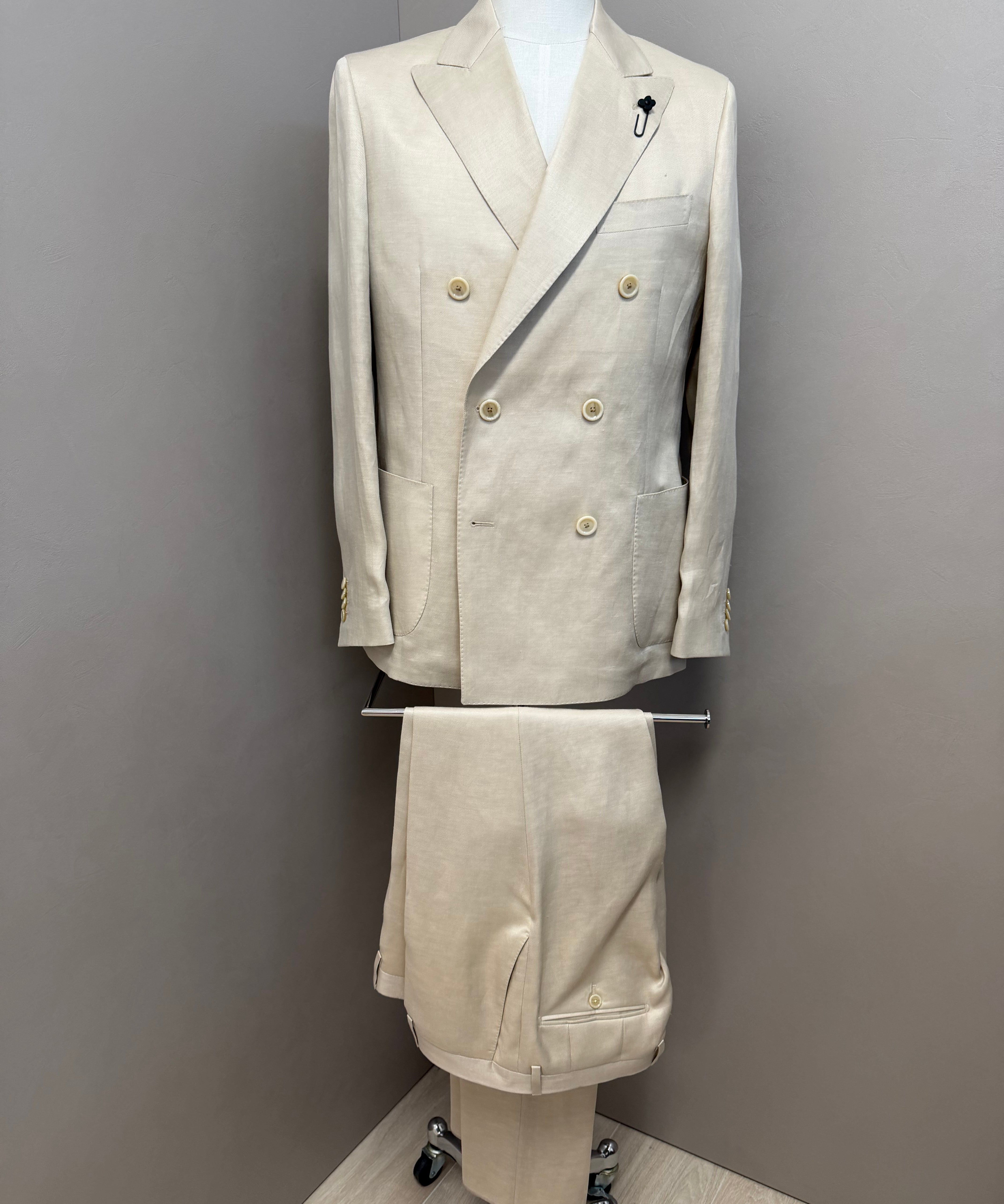 Lardini Double-Breasted Beige Linen and Silk Suit - Size 50