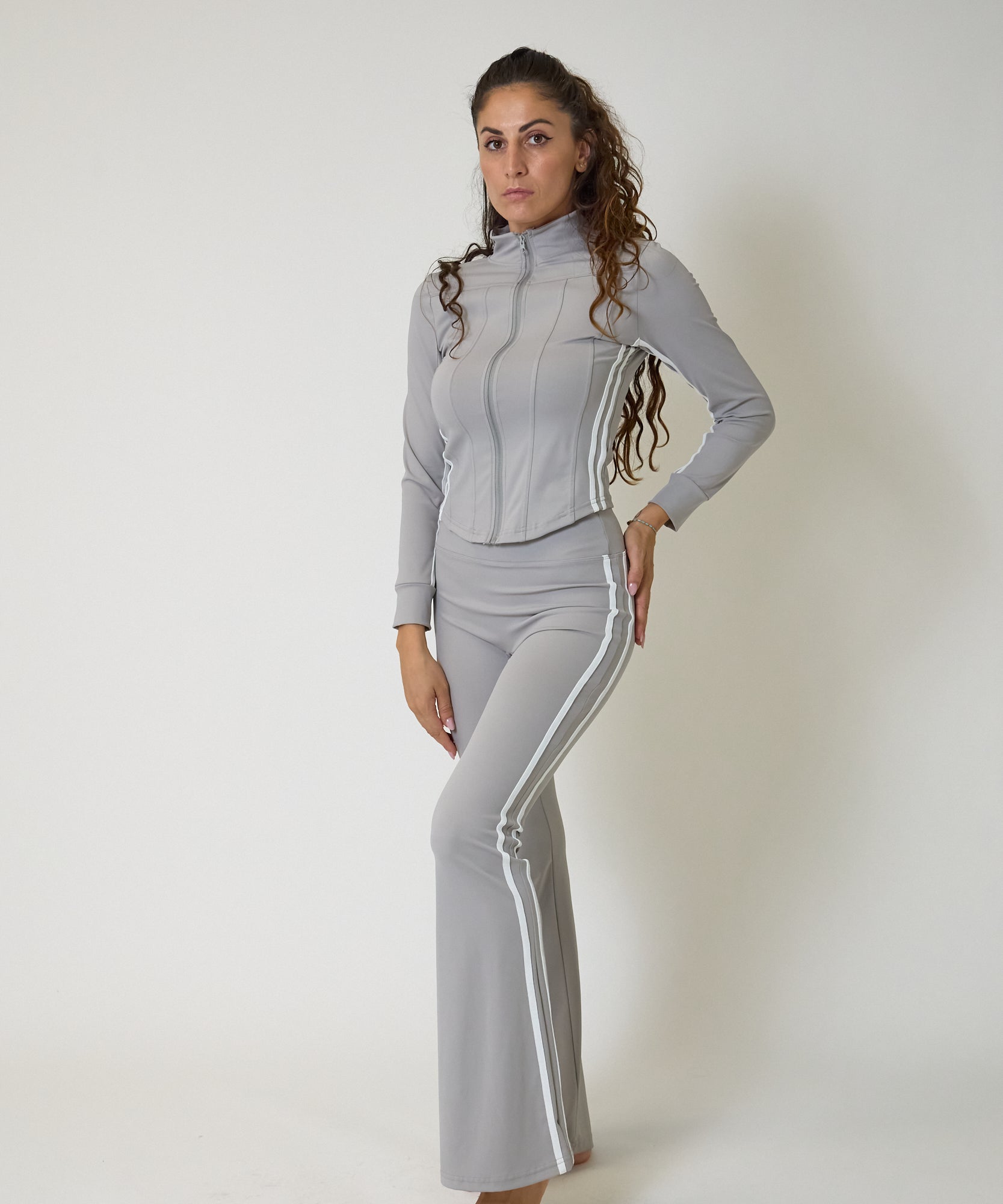 Completo grigio con Bande Laterali Giacca Zip e Pantalone Flare