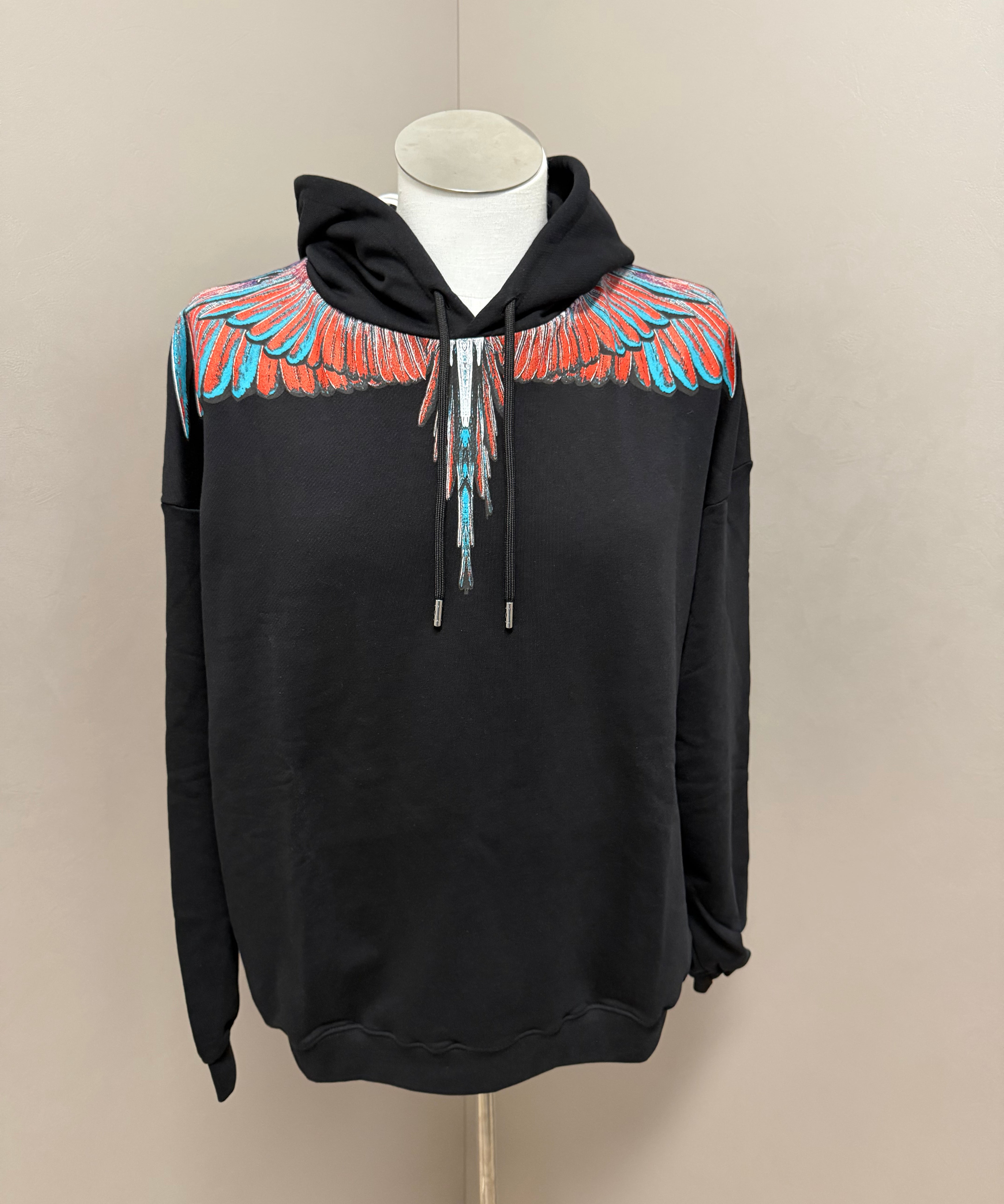 Marcelo Burlon County of Milan – Felpa Over con Cappuccio e Stampa Wings – Nero
